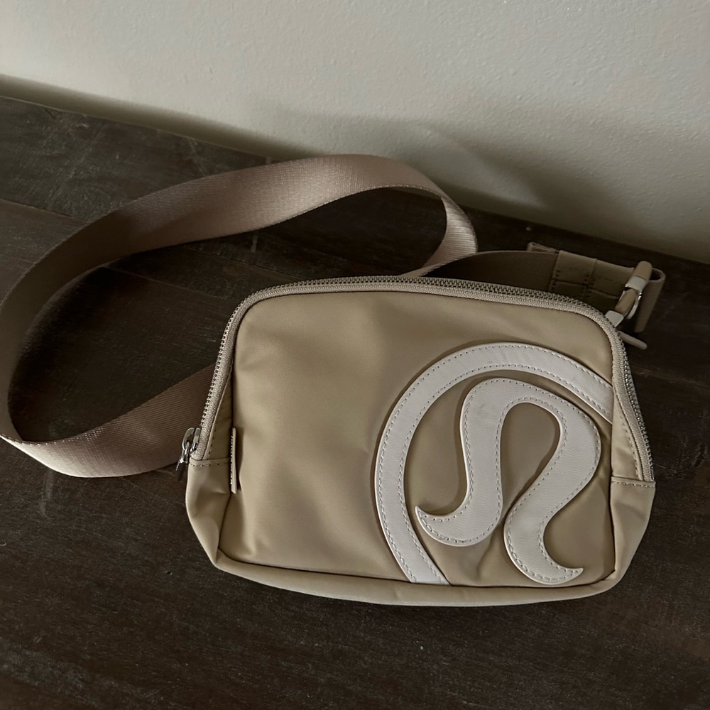 Lululemon Everywhere Belt Bag 1L - tan/white